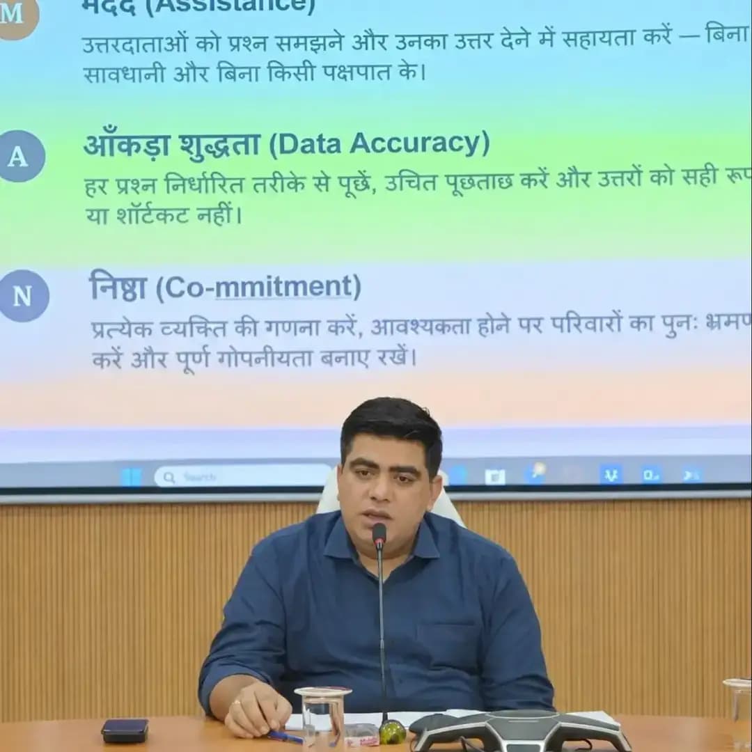 कलेक्टर श्री कुणाल दुदावत ने आज जनगणना-2027 के अंतर्गत जिला एवं चार्ज अधिकारियों के लिए आयोजित जिला स्तरीय प्रशिक्षण का निरीक्षण किया। उन्होंने अधिकारियों को जनगणना के दायित्व निष्ठापूर्वक निभाने और निर्धारित समय-सीमा में कार्य पूरा करने के निर्देश दिए।
कलेक्टर श्री दुदावत ने जनगणना कार्य में किसी भी प्रकार की लापरवाही न बरतने और पर्याप्त सावधानी के साथ कार्य करने की हिदायत दी।
#Census2027
#KorbaDistrict
#Chhattisgarh