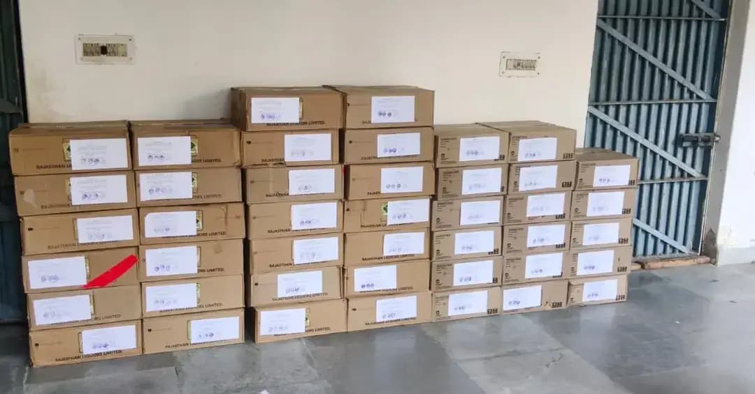 श्री आशा राम चौधरी SP नागौर के निर्देशन में SHO डेगाना मय टीम द्वारा डीएसटी टीम की सूचना पर ग्राम सांजू में अवैध शराब की ब्रॉच चलाने के आरोपी सोनू को गिरफ्तार कर, लगभग 09 लाख रूपये कीमतन 95 कार्टूनों में विभिन्न ब्राण्डों की अवैध अंग्रेजी शराब जब्त की गई।
@IgpAjmer
@PoliceRajasthan
