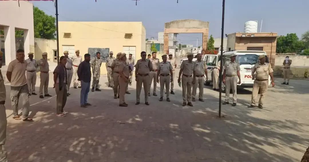 श्री आशा राम चौधरी SP नागौर द्वारा दूसरे चरण के पंचायत चुनावों को शांतिपूर्ण एवं निष्पक्ष संपन्न करवाने हेतु मतदान केंद्रों का निरीक्षण किया गया। *निरीक्षण के दौरान ग्राम नोखा चांदावता, हरसोलाव, कड़वासरो की ढाणी, गोटन, मोकाला, लांबा जाटान, मेड़ता सिटी, टालनपुर, टूंकलियां, दधवाडा के मतदान केंद्रों पर उपलब्ध सुरक्षा व्यवस्थाओं एवं कानून-व्यवस्था से संबंधित तैयारियों का जायजा लिया गया तथा संबंधित पुलिस अधिकारियों एवं कर्मचारियों को आवश्यक दिशा-निर्देश दिये गये।*
@IgpAjmer
@PoliceRajasthan