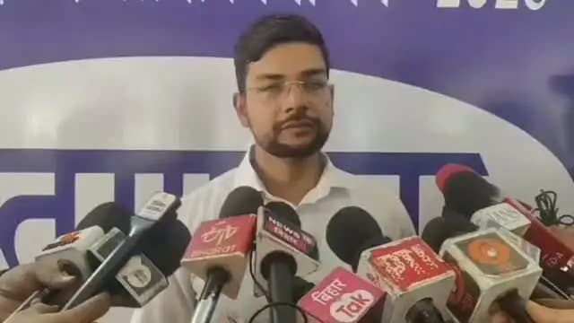 समाहरणालय पूर्णिया,
मीडिया कोषांग:-
दिनांक 27/10/2026,
==================
06 कोशी स्नातक निर्वाचन क्षेत्र के आज मतगणना को लेकर मीडिया प्रतिनिधियों से रूबरू होते हुए श्री अंशुल कुमार (भा०प्र०से०) सहायक निर्वाची पदाधिकारी सह जिला पदाधिकारी पूर्णिया, बिहार।
#cmsamrat
#samratchoudhary
#pmmodi
