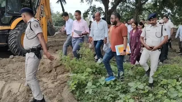 जिला पदाधिकारी, सारण श्री वैभव श्रीवास्तव ने रामघाट, मांझी एवं दलन सिंह उच्च विद्यालय सह इंटर कॉलेज, मांझी का निरीक्षण कर विकास कार्यों एवं उपलब्ध सुविधाओं का जायजा लिया। इस दौरान उन्होंने रामघाट के सौंदर्यीकरण, जनसुविधाओं के विस्तार तथा विद्यालय परिसर के सुदृढ़ीकरण एवं सौंदर्यीकरण को लेकर संबंधित पदाधिकारियों को आवश्यक दिशा-निर्देश दिए। उन्होंने सभी कार्यों को गुणवत्तापूर्ण तरीके से निर्धारित समय-सीमा के भीतर पूर्ण करने तथा नियमित निगरानी सुनिश्चित करने का निर्देश दिया।
