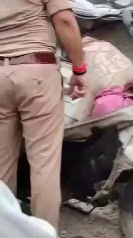 केराकत: दुर्गा प्रतिमा विसर्जन देखने जा रहे पांच दोस्तों की कार दुर्घटनाग्रस्त, दो की मौके पर मौत, तीन गंभीर रूप से घायल