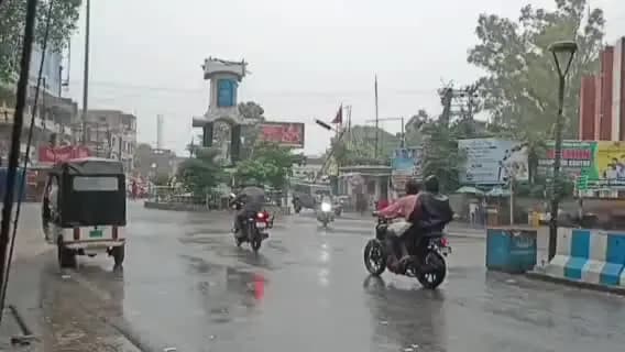 मेदिनीनगर (डालटनगंज): चक्रवाती तूफान अर्नब का कहर: पलामू में तेज बारिश, जनजीवन अस्त-व्यस्त, केजी से 12वीं तक के स्कूल बंद