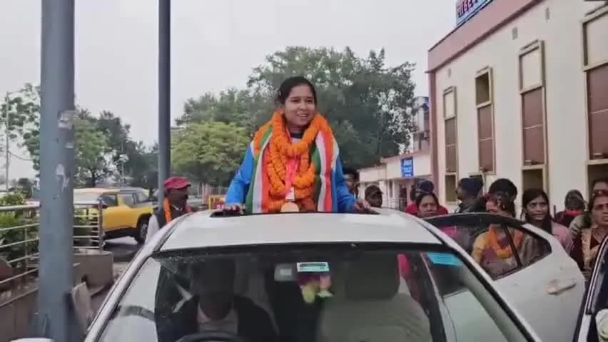 लोहरदगा: एशियन पैरा गेम्स में कांस्य पदक जीतकर लोहरदगा पहुंचीं संजना कुमारी, रेलवे स्टेशन पर बाजे-गाजे के साथ हुआ भव्य स्वागत।