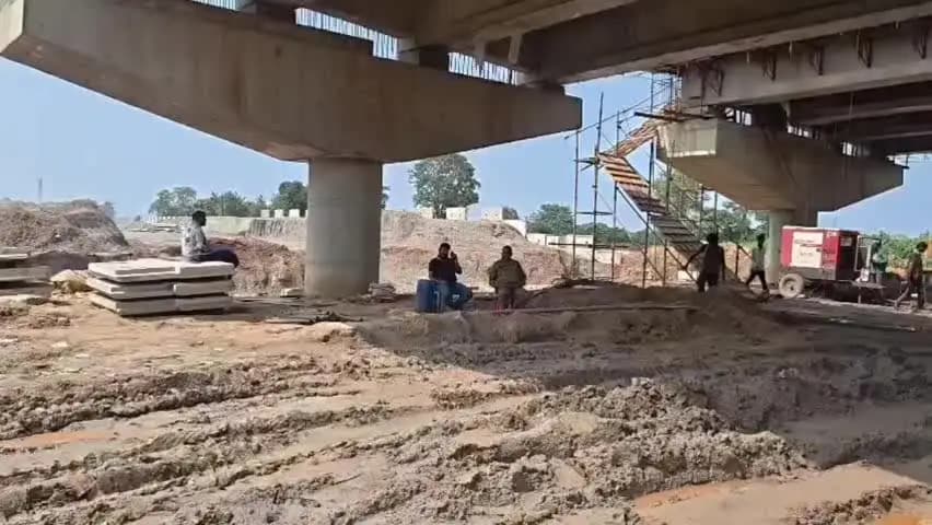 कुडू: कुड़ू-उदयपुरा सड़क निर्माण स्थल पर गोलीबारी, आगजनी, पोस्टरबाजी: 3 गिरफ्तार, 1 की तलाश