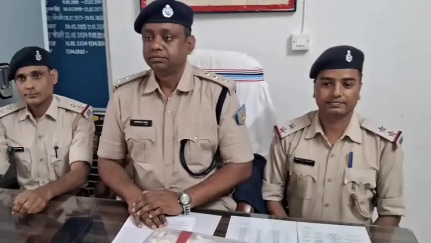 बगोदर: बगोदर थाना में एसडीपीओ ने दी जानकारी, प्रेमी ने 1.50 लाख रुपये के लिए प्रेमिका को उतारा मौत के घाट