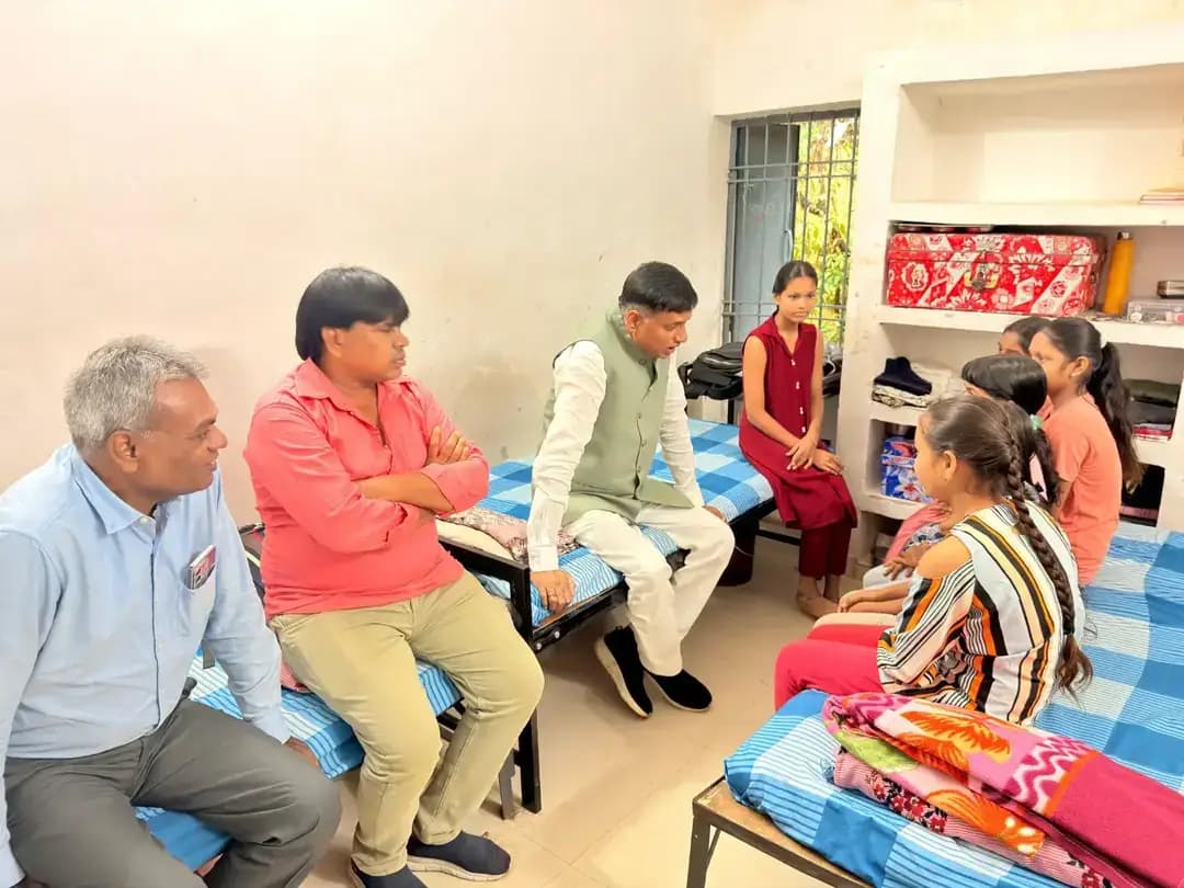 छत्तीसगढ़ राज्य अनुसूचित जाति आयोग के उपाध्यक्ष श्री वेदराम मनहरे ने जिला मुख्यालय के अनुसूचित जाति के प्री-मैट्रिक एवं पोस्ट-मैट्रिक छात्रावासों का औचक निरीक्षण किया। इस दौरान उन्होंने बच्चों के रहन-सहन, खानपान, सुरक्षा, स्वास्थ्य और परिसर की साफ-सफाई की व्यवस्था का बारीकी से जायजा लिया।
निरीक्षण के दौरान उपाध्यक्ष श्री मनहरे ने बच्चों के साथ बैठकर उनकी पढ़ाई-लिखाई और भविष्य के लक्ष्यों को लेकर आत्मीय चर्चा की।
#chhattisgarh #goodgovernance #mahasamund