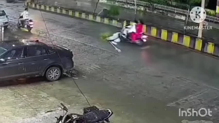 कोरबा: बारिश में तेज रफ्तार बाइक की कार से जोरदार भिड़ंत, सड़क पर दूर जा गिरा बाइक सवार