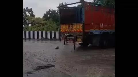 दुलदुला: लोरो घाट पर चावल से लदे दो ट्रकों का एक्सीडेंट, हादसे के बाद 200 बोरी चावल चोरी होने की खबर