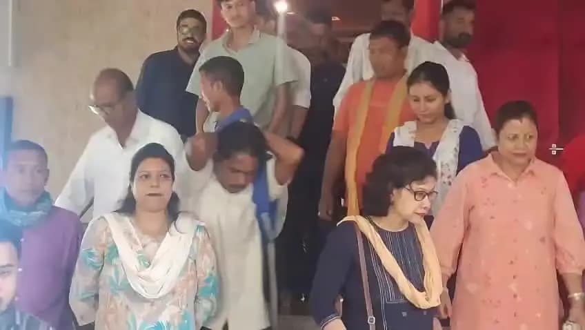দিছপুৰ: পাঞ্জাবাৰী আইদেউ সন্দিকৈ ছবিগৃহত RISING SUN চালে মন্ত্ৰী অশ্বিনী কুমাৰ ৰায় সৰকাৰে