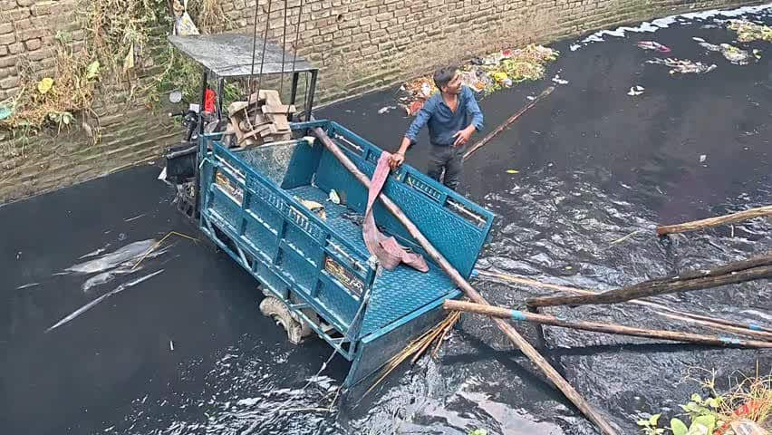 फिरोज़ाबाद: एक लोडर ई-रिक्शा अचानक अनियंत्रित होकर लगभग 15 फीट गहरे नाले में गिरा, चालक घायल