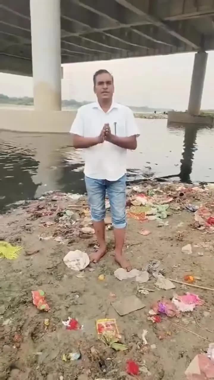 यमुना विहार: आम आदमी पार्टी नेता वीरेंद्र गुप्ता फौजी ने यमुना को प्रदूषण मुक्त करने के दावे पर सवाल उठाए, यमुना की तस्वीर भी दिखाई