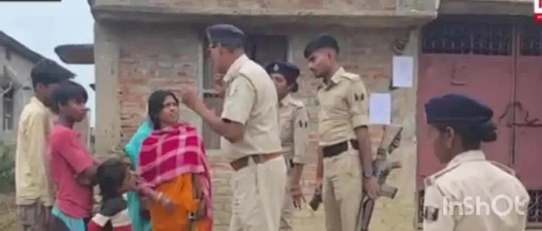 मधवापुर: सबरौली गाँव में साहरघाट थाना पुलिस ने तीन फरार आरोपियों के घर कुर्की का इश्तेहार चिपकाया