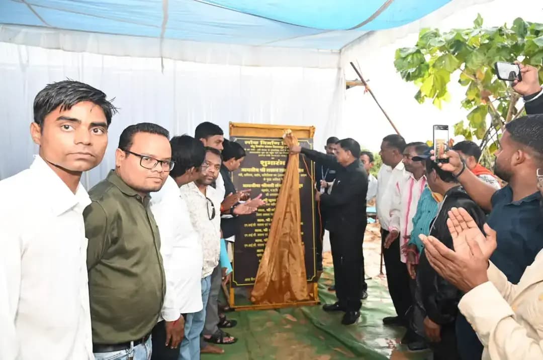 उद्योग मंत्री श्री लखनलाल देवांगन के मुख्य आतिथ्य में दो उच्चस्तरीय पुल निर्माण कार्यों का शुभारंभ किया गया। दर्री बराज–बरमपुर मार्ग पर अहिरन नदी में ₹17.05 करोड़ और दर्री–सीएसईबी चौक मार्ग पर कोहड़िया के समीप बेलगिरी नाला में ₹9.11 करोड़ की लागत से पुल का निर्माण किया जाएगा।
मंत्री श्री देवांगन ने कहा कि बेहतर सड़कें, मजबूत पुल और सुगम यातायात व्यवस्था कोरबा के विकास की महत्वपूर्ण जरूरत हैं। इन कार्यों के पूरा होने से क्षेत्रवासियों को आवागमन में सुविधा मिलेगी और शहर की यातायात व्यवस्था को भी लाभ होगा।
#SushasanSarkar
#KorbaDistrict
#Chhattisgarh
