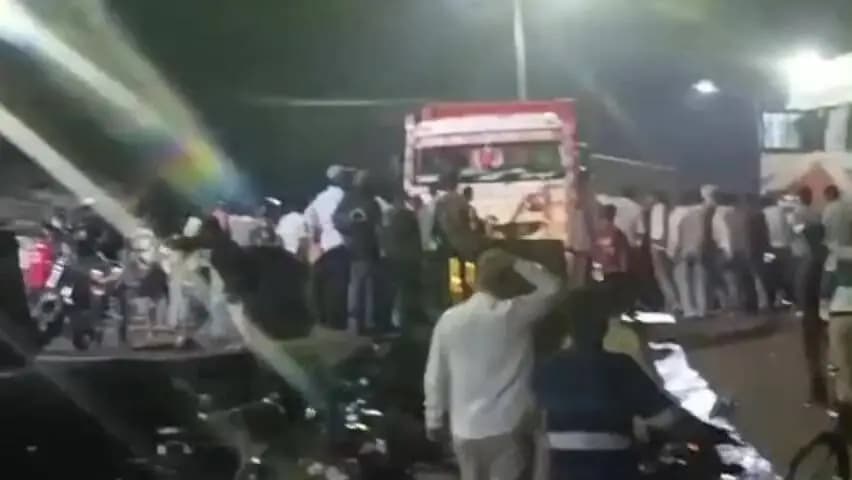 कुदरा: सकरी मोड़ पर डंपर बचाने में पर्यटक बस ठेले से टकराई, ठेला नाली में पलटा, यात्री बाल-बाल बचे