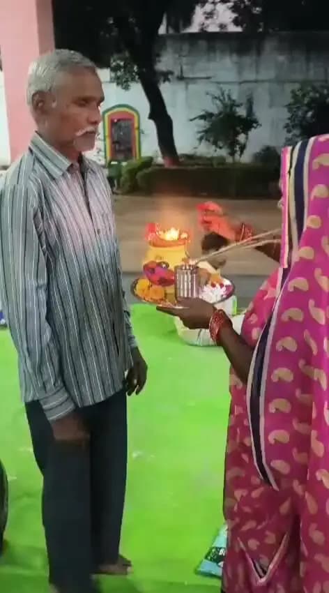 UP LIVE सीतापुर में करवाचौथ के पर्व पर पति की लंबी उम्र और सुखी दांपत्य जीवन की कामना को लेकर सुहागिन महिलाओं ने निर्जला व्रत रखा। करवाचौथ की आस्था जिला कारागार में भी देखने को मिली, जहां जेल में बंद विवाहित महिलाओं ने परंपरा के अनुसार अपने पतियों की लंबी उम्र के लिए व्रत रखा।
जिला कारागार में बंद कुल 50 महिला बंदियों में से 27 महिलाओं ने करवाचौथ का व्रत रखा। खास बात यह रही कि इनमें से 17 महिलाओं के पति भी इसी जिला कारागार में बंद हैं।
व्रत रखने वाली महिला बंदियों के लिए जेल प्रशासन की ओर से मंदिर परिसर में पूजा-अर्चना और आरती की व्यवस्था कराई गई। साथ ही महिलाओं को अपने पतियों से मुलाकात करने का अवसर भी दिया गया।
जेल की चारदीवारी के भीतर भी महिलाओं ने करवाचौथ की परंपरा निभाते हुए अपने वैवाहिक जीवन और पतियों की लंबी उम्र की कामना की। इस दौरान जेल प्रशासन की ओर से धार्मिक अनुष्ठान की व्यवस्था की गई, ताकि महिला बंदियां जेल में रहते हुए भी पर्व की परंपराओं का पालन कर सकें।