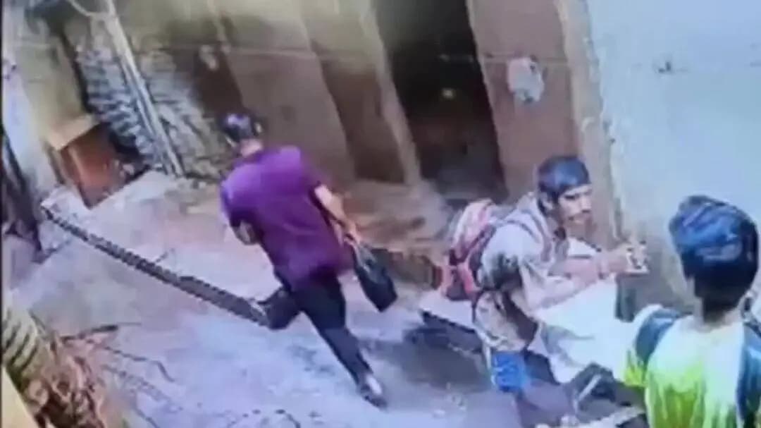 दिल्ली के लाहोरी गेट में 2 करोड़ 30 लाख की चोरी का CCTV फुटेज सामने आया, आरोपी वारदात के बाद आराम से निकले