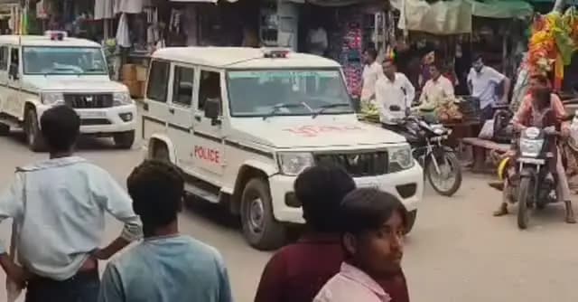 श्री आशा राम चौधरी SP नागौर के निर्देशानुसार ग्राम पंचायत चुनाव को शांतिपूर्ण संपन्न करवाने हेतु पंचायत समिति मेड़ता, रियां एवं भैरूंदा में पुलिस एवं आर.ए.सी. के जवानों के द्वारा फ्लैग मार्च निकाला गया।
@IgpAjmer
@PoliceRajasthan