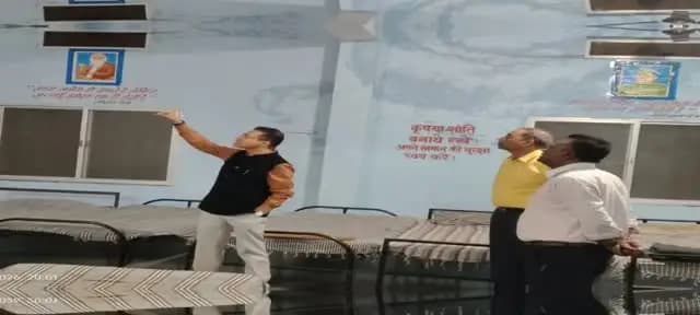 कलेक्टर ने रात्रि में रैन बसेरा और बस स्टैंड का किया आकस्मिक निरीक्षण
रैन बसेरा में ठहरे लोगों से व्यवस्थाओं की ली जानकारी, बस स्टैंड पर स्वच्छता और हाई मास्क लाइट लगाने के दिए निर्देश
कलेक्टर श्री आदित्य सिंह ने 29 अक्टूबर की रात्रि में नगरीय क्षेत्र बालाघाट में संचालित रैन बसेरा एवं बस स्टैंड का आकस्मिक निरीक्षण किया। रैन बसेरा के निरीक्षण के दौरान उन्होंने वहां रात्रि विश्राम कर रहे लोगों से मुलाकात कर उपलब्ध सुविधाओं एवं व्यवस्थाओं के संबंध में जानकारी ली। उन्होंने मुख्य नगर पालिका अधिकारी श्री सूर्यप्रकाश उके को रैन बसेरा में आवश्यक व्यवस्थाएं सुनिश्चित करने के निर्देश दिए।
इसके पश्चात कलेक्टर श्री सिंह ने बस स्टैंड का निरीक्षण किया। उन्होंने बस स्टैंड के प्रतीक्षालय एवं सार्वजनिक शौचालय को साफ-सुथरा और व्यवस्थित बनाए रखने के निर्देश दिए। साथ ही यात्रियों की सुविधा एवं सुरक्षा को ध्यान में रखते हुए बस स्टैंड परिस