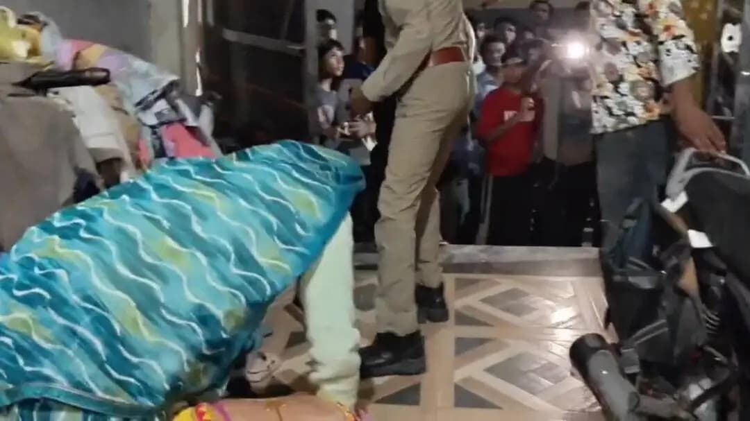 मथुरा: मथुरा में प्रेमी से मिलने पहुंची पत्नी को पति ने परिवार संग पकड़ा, देवरानी-जेठानी के बीच मारपीट का वीडियो वायरल