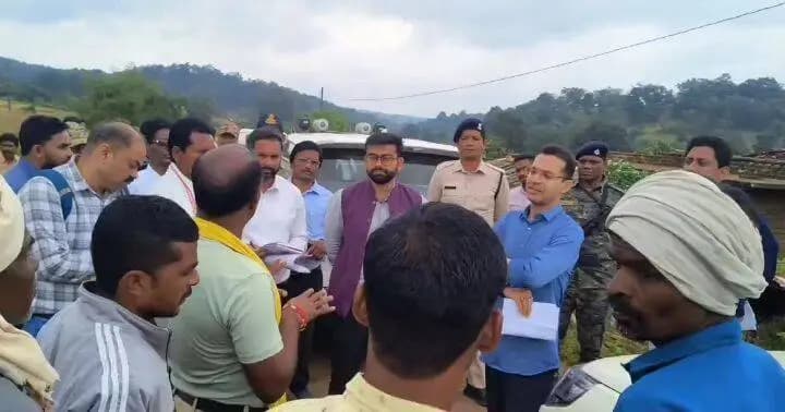 #बालाघाट
कलेक्टर श्री आदित्य सिंह ने 30 अक्टूबर को बिरसा विकासखंड की ग्राम पंचायत दड़ेकसा के ग्राम केरझरी, मुंडा और तुम्मा का भ्रमण किया। इस दौरान उन्होंने ग्रामीणों से सीधे संवाद कर गांवों में उपलब्ध सुविधाओं, आवश्यकताओं और समस्याओं की जानकारी ली।
#JansamparkMP
#CMMadhyaPradesh
#WelfareTribal
#mp_wcdmp