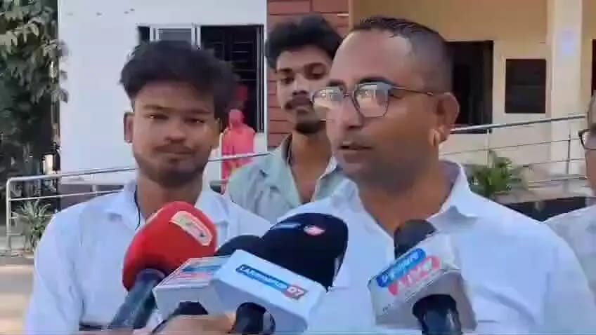 উত্তৰ লক্ষীমপুৰ: বিতৰ্ক ভাইৰেল গীতৰ বিৰুদ্ধে সদৰ থানাত এজাহাৰ দাখিলৰুজু কৰা হল এজাহাৰ অসমীয়া যুৱ মঞ্চ জিলা সমিতিৰ