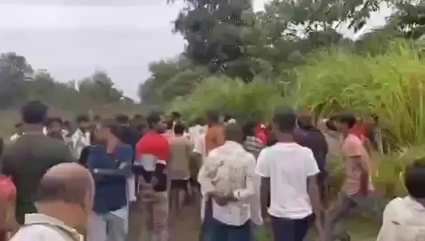समस्तीपुर: समस्तीपुर में युवती की अर्धनग्न लाश मिली, बलात्कार के बाद सिर कुचलकर हत्या की आशंका