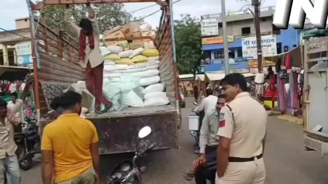 पुनासा: मुंदी में त्योहारों की भीड़ से बाजार बेहाल, साप्ताहिक हाट में दिनभर लगा रहा जाम!