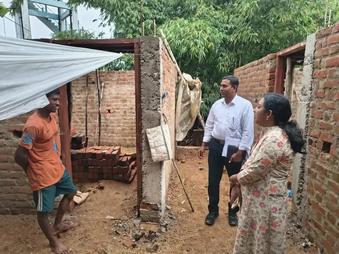 जिला पंचायत की मुख्य कार्यपालन अधिकारी सुश्री अनुपमा आनंद ने जनपद पंचायत महासमुन्द के ग्राम पंचायतों का निरीक्षण किया। इस दौरान उन्होंने ग्राम पंचायत मोंगरा में प्रधानमंत्री जनजाति आदिवासी न्याय महाभियान (पीएम जनमन) के तहत आवास निर्माण कार्यों तथा वीबी-जी राम जी योजना अंतर्गत समोच्च खंती निर्माण कार्यों का जायजा लिया।
सीईओ सुश्री अनुपमा आनंद ने ग्राम पंचायत बोरियाझर, कोसरंगी एवं कनेकेरा में भी समोच्च खंती निर्माण कार्यों का अवलोकन किया। उन्होंने कार्यस्थलों पर चल रहे निर्माण कार्यों की स्थिति का जायजा लेते हुए संबंधित अधिकारियों एवं कर्मचारियों को आवश्यक दिशा-निर्देश दिए। निरीक्षण के दौरान जनपद सीईओ श्री पंचराम धृतलहरे भी उपस्थित थे।
#PMJanman #goodgovernance #chhattisgarh #mahasamund #vbgramg