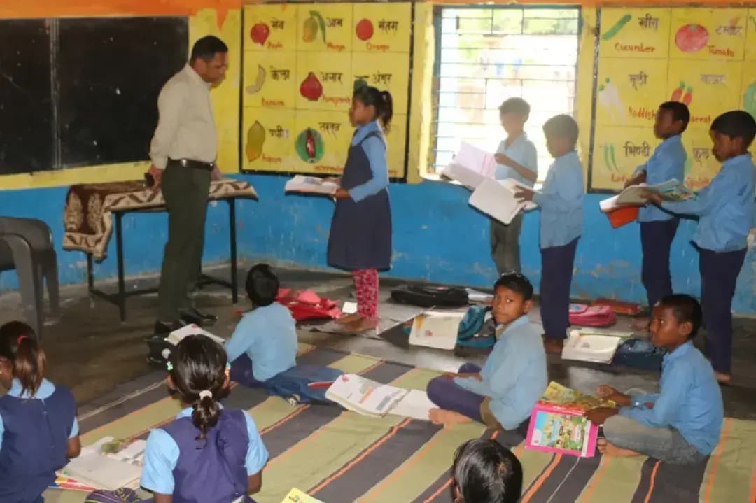 प्रभारी कलेक्टर ने ग्रामीण क्षेत्रों में विभिन्न शासकीय संस्थाओं का किया निरीक्षण
ग्रामवासी भी विद्यालयों में पठन पाठन व्यवस्था की निगरानी करें - प्रभारी कलेक्टर
मुख्यमंत्री जन विश्वास अभियान के तहत प्रभारी कलेक्टर एवं सीईओ जिला पंचायत अभय सिंह ने करकेली जनपद अंतर्गत रहठा क्षेत्र के विभिन्न ग्रामों में शासकीय संस्थाओं का निरीक्षण किया। उन्होंने विद्यालयों, अंागनबाडी केंद्रों , नल जल योजनाओं , छात्रावास सहित अन्य संस्थाओं का निरीक्षण किया।
प्रभारी कलेक्टर ने शासकीय प्राथमिक शाला नौसेमर एवं शासकीय प्राथमिक शाला कनेरी का भ्रमण कर विद्यार्थियों से पठन पाठन की जानकारी प्राप्त की। उन्होने कक्षा 2 की छात्रा वैष्णवी से पाठ पढ़वाया। प्रभारी कलेक्टर ने शिक्षकों को निर्देश दिए कि शिक्षा की गुणवत्ता में सुधार करें । उन्होने इस अवसर पर ग्रामवासियो से भी अपेक्षा की , कि वह भी विद्यालयों में पठन पाठन व्यवस्था की निगरानी करें। उन्होने शासकीय हाई स्कूल दुलहरी एवं शासकीय उमावि रहठा का भ्रमण किया । प्रभारी कलेक्टर ने रहठा विद्यालय में फर्नीचर व्यवस्था कराने तथा भवन सुधार का कार्य किए जाने के निर्देश दिए। उन्होने कनेरी में निर्माणाधीन ई लाईब्रेरी के कार्य को शीघ्र पूर्ण करने के निर्देश दिए। आंगनबाडी केंद्र नौसेमर के भ्रमण के दौरान प्रभारी कलेक्टर ने बच्चों के वजन चार्ट का निरीक्षण किया तथा दिए जाने वाले नाश्ते व भोजन की गुणवत्ता देखी।
भ्रमण के दौरान प्रभारी कलेक्टर ने कनेरी में ग्रामीणों की नल जल योजना के नियमित संचालन न होने की शिकायत पर निर्देश दिए कि भौतिक सत्यापन कराकर तत्काल नल जल योजना प्रारंभ कराएं। उन्होने ग्राम बघवार में नल जल योजना को प्रारंभ करने तथा बरहाई कुदरी मंे नल जल योजना का संचालन सुनिश्चित करनें के निर्देश सरपंच को दिए। उन्होंने बरहाई कुदरी में 15 लाख रूपये की लागत से डीएमएफ मद से निर्मित हो रहे अतिरिक्त शाला भवन तथा बघवार में अतिरिक्त कक्ष के कार्य का अवलोकन किया । उन्होने ठूठाकुदरी ग्राम पंचायत में 15 लाख रूपये की लागत से बनाए जा रहे सामुदायिक भवन का भी निरीक्षण किया तथा कार्य को शीघ्र पूर्ण करने के निर्देश दिए। प्रभारी कलेक्टर ने बालिका छात्रावास बेलसरा का निरीक्षण कर छात्रावास में उपलब्ध कराई जा रही सुविधाओ का अवलोकन किया।
@CMMadhyaPradesh
@JansamparkMP
#JanVishwasAbhiyan2026
#हर_शुक्रवार_जनता_के_नाम