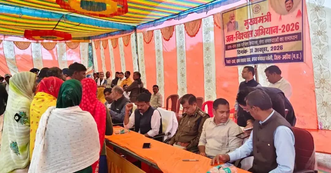 गांवो तक पहुंचा शासन, सेवा सेतु से आसान हुई जन सेवा की राह - विधायक बांधवगढ़
मुख्यमंत्री जन विश्वास अभियान में प्राप्त आवेदनों पर विधिवत परीक्षण कर कार्यवाही की जाएगी - प्रभारी कलेक्टर
जनपद करकेली के रहठा ग्राम में आयोजित हुआ मुख्यमंत्री जन विश्वास शिविर
मुख्यमंत्री जन विश्वास अभियान के तहत जनपद पंचायत करकेली के ग्राम रहठा में जन विश्वास शिविर का आयोजन किया गया। शिविर में विभिन्न विभागो व्दारा स्टॉल लगाए गए । शिविर स्थल में ही ग्रामीण जनों की समस्याओं व शिकायतों के आवेदन प्राप्त किए गए तथा उन्हें पंजीबध्द किया गया। इस दौरान 60 से अधिक आवेदको ने विभिन्न विभागों से संबंधित आवेदन दिए। इस अवसर पर विधायक बांधवगढ श्री शिवनारायण सिंह , प्रभारी कलेक्टर एवं सीईओ जिला पंचायत अभय सिंह, पुलिस अधीक्षक विजय कुमार भागवानी उपस्थित रहे।
इस अवसर पर मुख्य अतिथि के तौर पर उपस्थित विधायक बांधवगढ श्री शिवनारायण सिंह ने कहा कि मुख्यमंत्री जन विश्वास अभियान में शासन गांवों तक पहुंचकर आम जनों की समस्याओं को सुन रहा है। शिविरों में ग्रामीणों व विभागीय अधिकारियों के बीच सीधा संवाद स्थापित हो रहा है। सरकार का उददेश्य है कि ग्रामीणों को अपने कार्यो के लिए भटकना नही पडे और उन्हें समय पर योजनाओं का लाभ मिल सके। सेवा सेतु अभियान से जन सेवा की राह आसान हुई है।
कार्यक्रम में प्रभारी कलेक्टर एवं सीईओ जिला पंचायत अभय सिंह ने कहा कि सेवा सेतु अभियान में प्राप्त आवेदनों में विधिवत परीक्षण कर समुचित कार्यवाही की जाएगी। सेवा सेतु अभियान के माध्यम से विभिन्न विभागों की सेवाओं को एक मंच पर लाकर सरल , सुगम और समयबध्द समाधान उपलब्ध करानें का प्रयास किया जा रहा है। उन्होने विभागीय अधिकारियों को निर्देेशित किया कि प्राप्त आवेदनों में समुचित कार्यवाही किया जाना सुनिश्चित करे। इस अवसर पर सडक निर्माण , उचित मूल्य दुकान से खाद्यान्न वितरण, प्रधानमंत्री आवास योजना, नल जल योजना संचालन सहित विद्युत विभाग एवं अन्य विभागो से संबंधित आवेदन प्राप्त हुए । शिविर में छोटी मोहनी में नवीन आंगनबाडी खोले जाने का अनुरोध ग्रामीण जनों ने किया । जिस पर प्रभारी कलेक्टर ने परीक्षण कराकर प्रस्ताव प्रस्तुत करनें के निर्देश दिए।
@CMMadhyaPradesh
@JansamparkMP
#JanVishwasAbhiyan2026
#हर_शुक्रवार_जनता_के_नाम