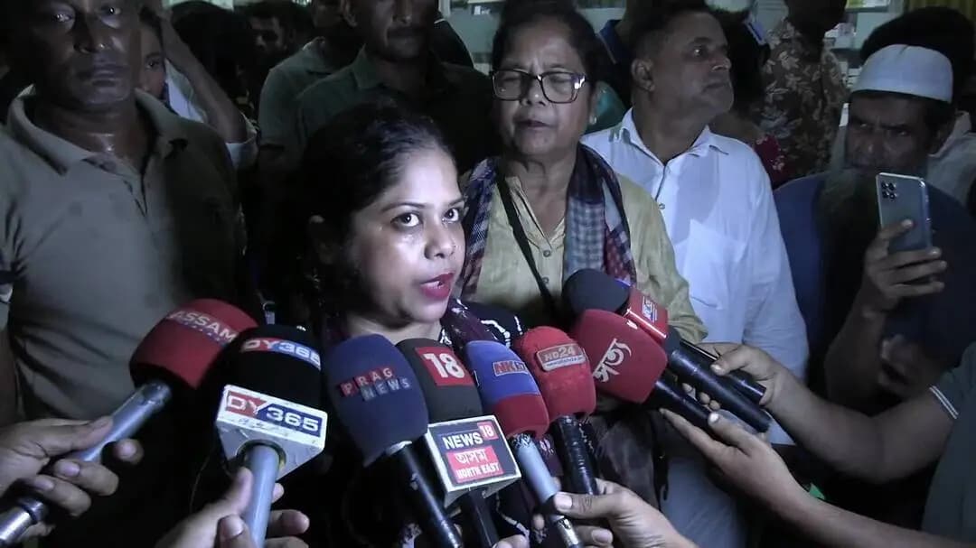 নগাঁও: নগাঁৱৰ ডিউ কেয়াৰ হস্পিতালত উত্তপ্ত পৰিস্থিতি,এগৰাকী ৰোগীৰ মৃত্যুক কেন্দ্ৰ কৰি ৰোগীৰ আত্মীয়ই সৃষ্টি কৰে এই পৰিস্থিতি