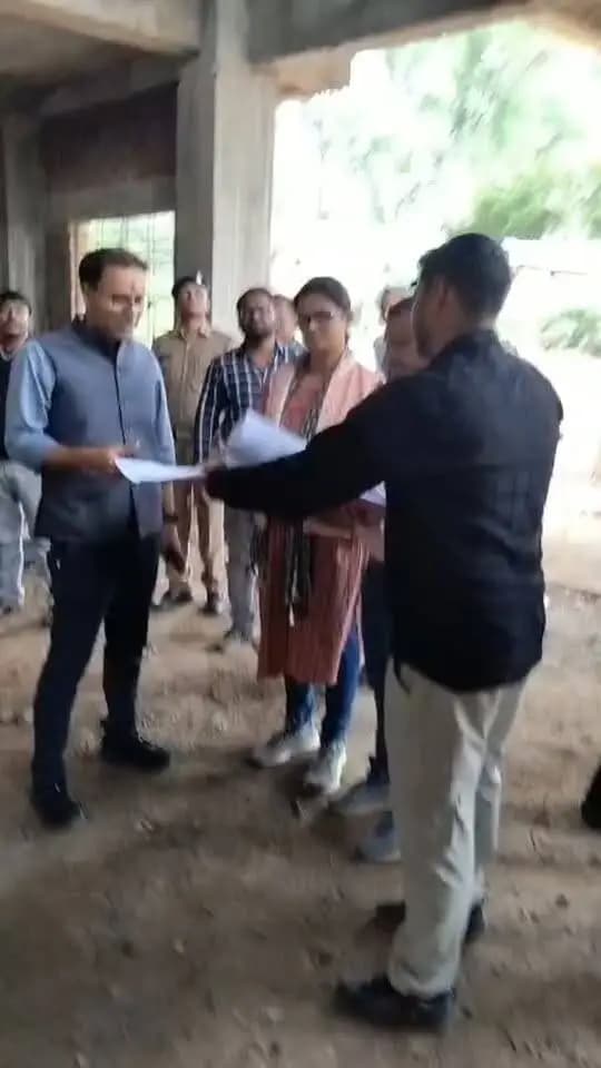 🔹कलेक्टर श्री आशीष तिवारी ने ढ़ीमरखेड़ा में 5 करोड़ 25 लाख रूपये की लागत से निर्माणाधीन जनपद पंचायत भवन का किया औचक निरीक्षण।
@jansamparkMP
@CMMadhyaPradesh
@jbpcommissioner
#मुख्यमंत्री_जनविश्वास_अभियान
#हर_शुक्रवार_जनता_के_नाम
#katni #कटनी