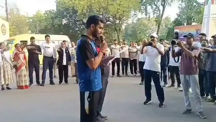 भारत के 'लौह पुरुष' सरदार वल्लभभाई पटेल की जयंती पर बड़वानी में आयोजित '#राष्ट्रीय_एकता_दिवस' के अवसर पर जिला पंचायत सीईओ श्री अर्पित गुप्ता एवं प्रभारी पुलिस अधीक्षक श्री विनोद कुमार सिंह ने देश की एकता, अखंडता और सामाजिक सद्भाव की भावना को मजबूती प्रदान करने हेतु एकता की शपथ दिलाई। 🇮🇳
Barwani Police
#JansamparkMP
#Badwani