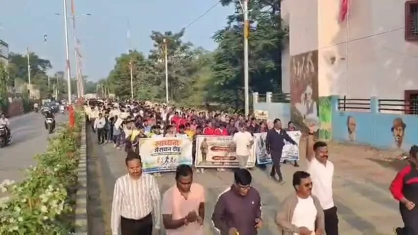#राष्ट्रीय_एकता_दिवस के अवसर पर बड़वानी जिले के कारंजा चौराहा से प्रारंभ होकर नगर पालिका मार्ग होते हुए सरदार वल्लभ भाई पटेल स्मारक तक '#RunForUnity' दौड़ का आयोजन किया गया।🏃♂️🇮🇳
#JansamparkMP
#Badwani
