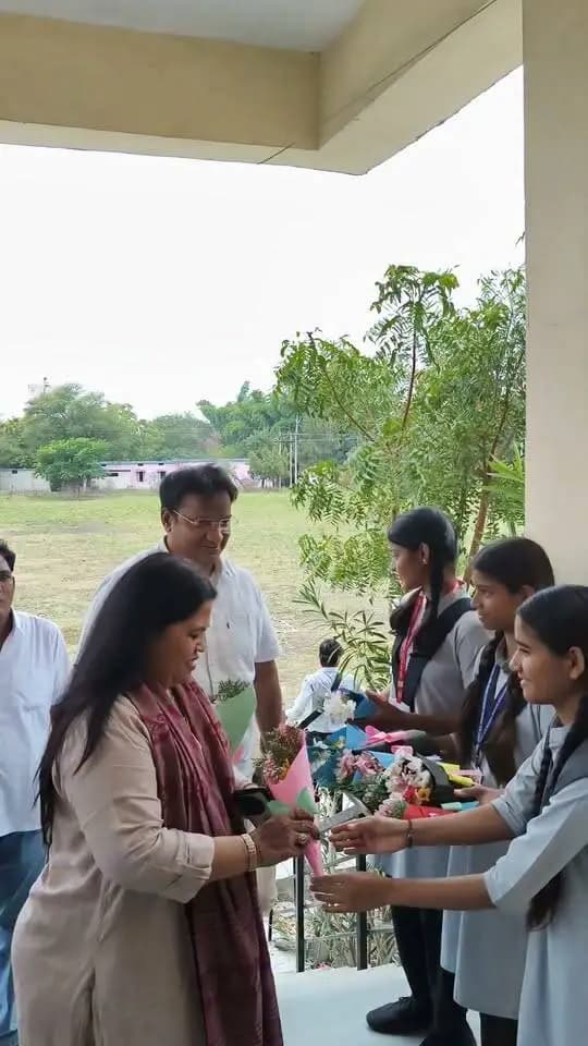 मुख्यमंत्री जन विश्वास अभियान के दौरान अपर कलेक्टर श्रीमती एकता जायसवाल एवं सीईओ जिला पंचायत श्री अनुकूल जैन द्वारा सेमलिया हीरा में स्कूल में विद्यार्थियों से संवाद किया l
#मंदसौर
#Mandsaur