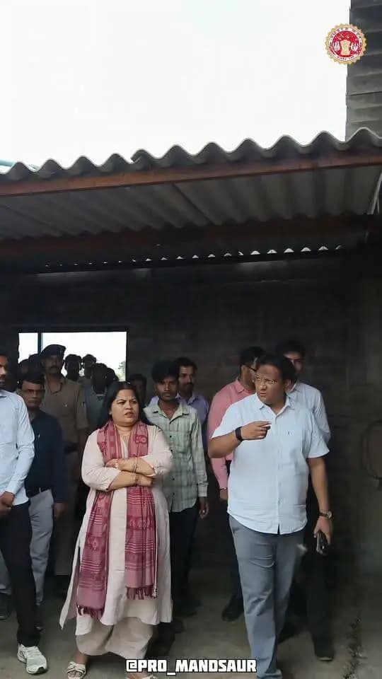 मुख्यमंत्री जन विश्वास अभियान के दौरान अपर कलेक्टर श्रीमती एकता जायसवाल एवं सीईओ जिला पंचायत श्री अनुकूल जैन द्वारा सेमलिया हीरा में वर्मी कंपोस्ट एवं जैविक खाद प्लांट का निरीक्षण किया l
#मंदसौर
#Mandsaur