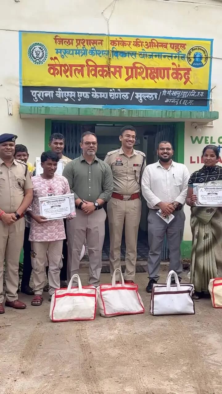 हिंसा का रास्ता छोड़कर मुख्यधारा में लौटे 15 आत्मसमर्पित नक्सली अब हुनर के साथ अपने घरों की ओर लौटे हैं। 🏠✨
कौशल प्रशिक्षण, टूलकिट और प्रमाण पत्र के साथ आत्मनिर्भर जीवन की नई शुरुआत—अब अपने हुनर से संवारेंगे भविष्य और बनेंगे समाज के विकास में सहभागी।
कलेक्टर श्री कुन्दन कुमार एवं पुलिस अधीक्षक श्री निखिल राखेचा ने सभी को शुभकामनाएं दीं।
#Kanker #नई_शुरुआत #आत्मनिर्भरता #कौशल_विकास #मुख्यधारा_की_ओर