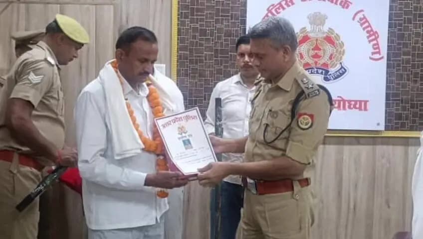 सदर: पांच पुलिसकर्मी सेवानिवृत्त, एसपी ग्रामीण ने स्मृति चिन्ह देकर किया सम्मानित