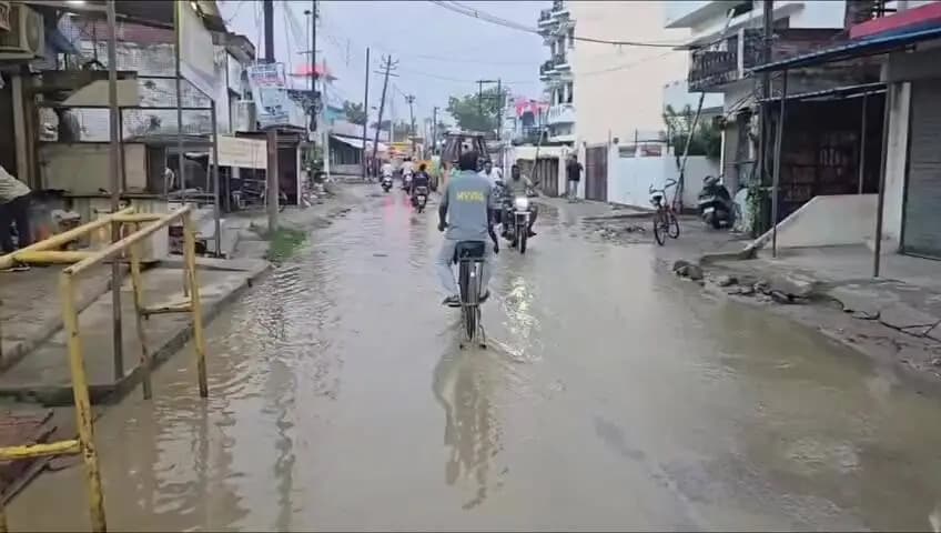 सदर: बेनीगंज क्रॉसिंग के पास सड़क पर भरा बरसात का पानी, राहगीर परेशान