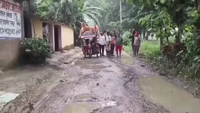 बीकापुर: गड्ढायुक्त सड़क को लेकर ग्रामीणों के साथ सपा कार्यकर्ताओं का प्रदर्शन, सरकार के खिलाफ जताया विरोध
