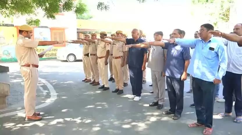 सरदार वल्लभभाई पटेल की जयंती पर जिला मुख्यालय जालोर पर शपथ ग्रहण कार्यक्रम का आयोजन।
आइए, लौह पुरुष सरदार वल्लभभाई पटेल के सिद्धांतों को आत्मसात करते हुए एक सशक्त, एकजुट और सुरक्षित भारत के निर्माण का संकल्प लें।
#NationalUnityDay #RashtriyaEktaDiwas #SardarVallabhbhaiPatel