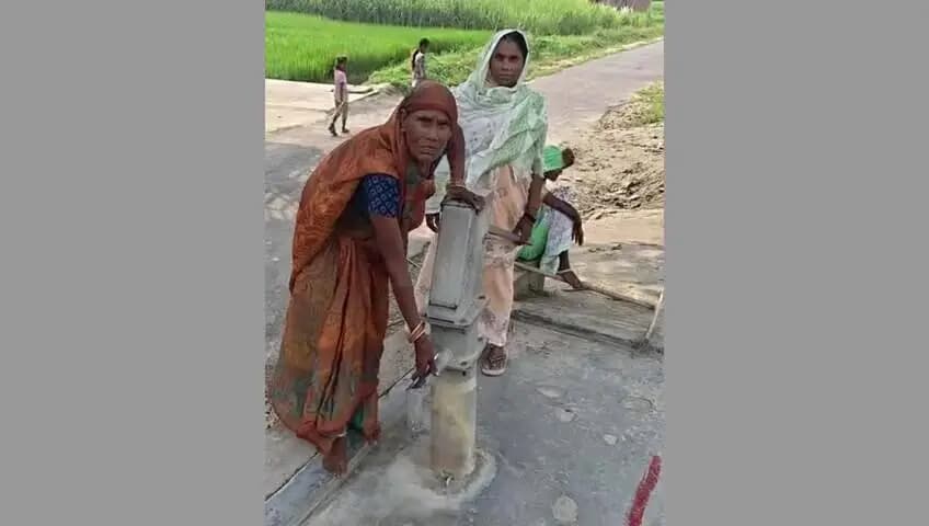 सोहावल: गांव का सरकारी हैंडपंप खराब , गांव के लोगों व पशुपालकों को हो रही परेशानी,