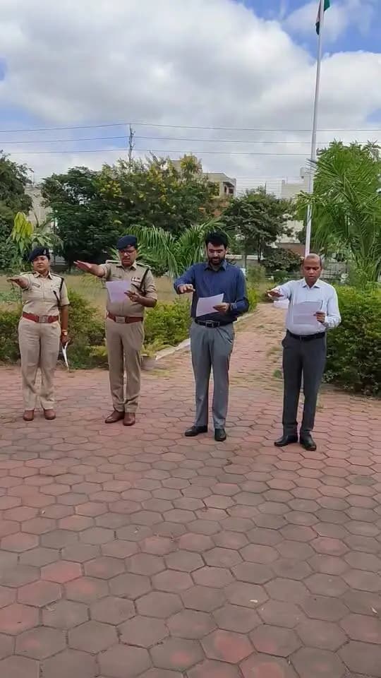 राष्ट्रीय एकता दिवस के अवसर पर कलेक्टर कार्यालय, नीमच में कलेक्टर श्री हिमांशु चंद्रा ने उपस्थित अधिकारियों एवं कर्मचारियों को राष्ट्र की एकता, अखंडता और सुरक्षा बनाए रखने की शपथ दिलाई। 🇮🇳
CM Madhya Pradesh
Jansampark Madhya Pradesh
#राष्ट्रीय_एकता_दिवस #NationalUnityDay #RashtriyaEktaDiwas #neemuch