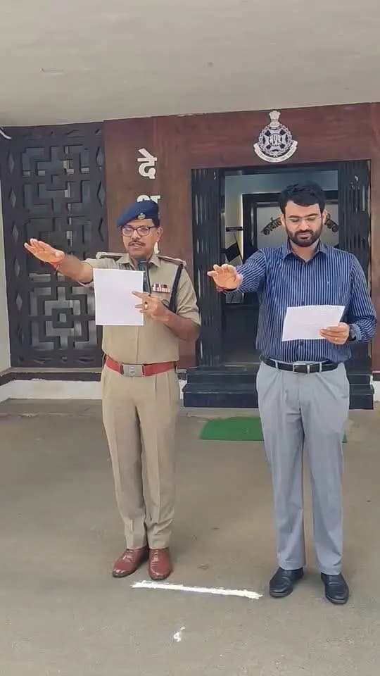पुलिस अधीक्षक कार्यालय नीमच में राष्ट्रीय एकता दिवस के अवसर पर कलेक्टर श्री हिमांशु चंद्रा एंव एसपी राजेश व्यास ने दिलाई राष्ट्रीय एकता की शपथ।
CM Madhya Pradesh
Jansampark Madhya Pradesh
#राष्ट्रीय_एकता_दिवस #NationalUnityDay #RashtriyaEktaDiwas #neemuch