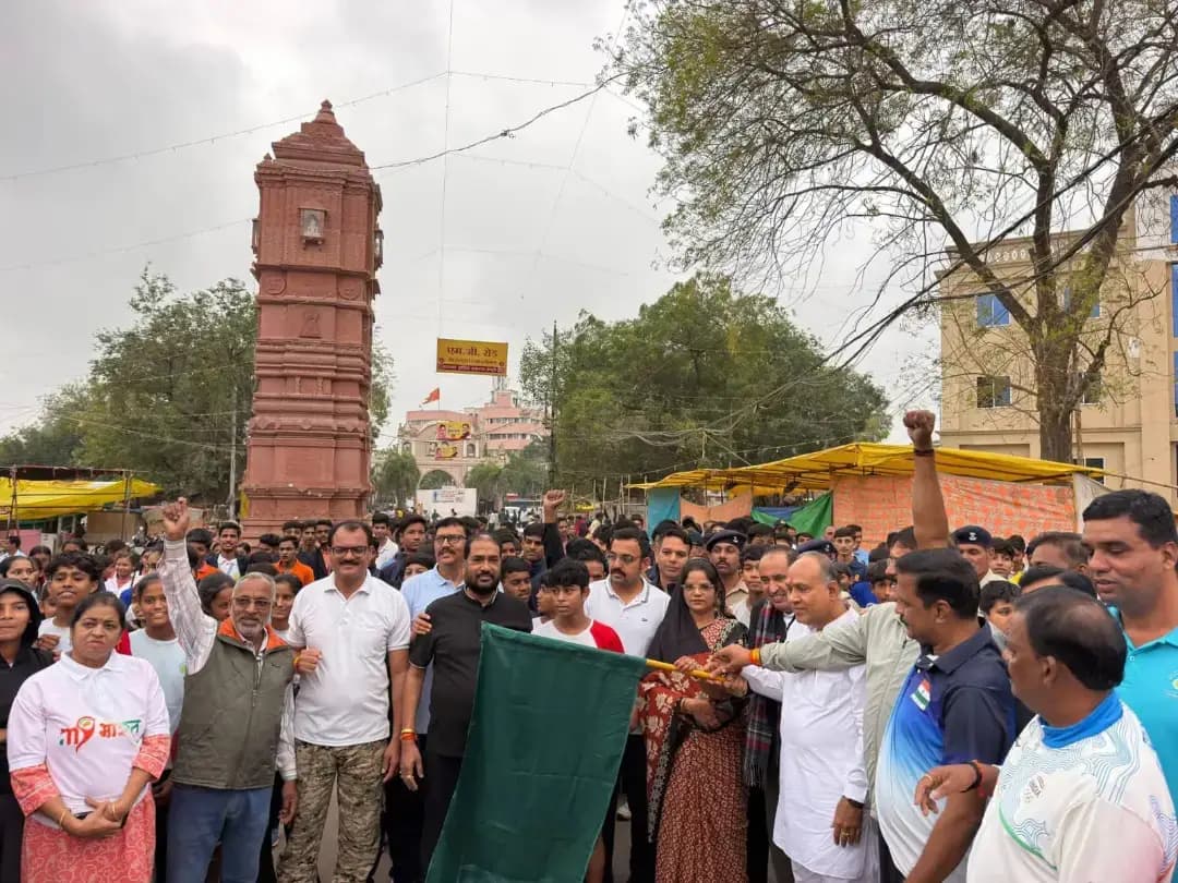 🇮🇳 राष्ट्रीय एकता दिवस पर देवास में आयोजित हुई ‘रन फॉर यूनिटी’
🏃 जनप्रतिनिधियों एवं अधिकारियों ने हरी झंडी दिखाकर दौड़ को किया रवाना।
✅ विद्यार्थियों, खिलाड़ियों एवं नागरिकों ने उत्साहपूर्वक सहभागिता कर दिया राष्ट्रीय एकता, अखंडता और भाईचारे का संदेश।
🤝 सरदार वल्लभभाई पटेल की जयंती पर सभी ने राष्ट्रीय एकता एवं अखंडता बनाए रखने की शपथ ली।
📍 जिला देवास