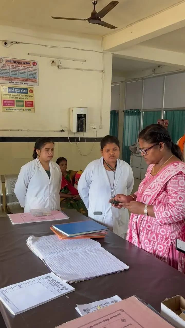 बेहतर स्वास्थ्य सेवाएं, स्वस्थ समाज की दिशा में पहल
कलेक्टर श्रीमती नूपुर राशि पन्ना ने फरसगांव विकासखंड के विभिन्न स्वास्थ्य केंद्रों का निरीक्षण कर स्वास्थ्य सुविधाओं एवं व्यवस्थाओं का जायजा लिया।
उन्होंने उच्च जोखिम वाली गर्भवती महिलाओं और कुपोषित बच्चों की नियमित निगरानी, समय पर स्वास्थ्य जांच एवं उपचार सुनिश्चित करने के निर्देश दिए। साथ ही, स्वास्थ्य केंद्रों में आवश्यक दवाइयों की उपलब्धता और उरंदाबेड़ा में नए स्वास्थ्य केंद्र भवन के लिए प्रस्ताव तैयार करने को कहा।
जिला प्रशासन ग्रामीण क्षेत्रों में बेहतर स्वास्थ्य सुविधाएं उपलब्ध कराने के लिए प्रतिबद्ध है।
#Kondagaon #स्वास्थ्य_सेवा #सुशासन_सरकार