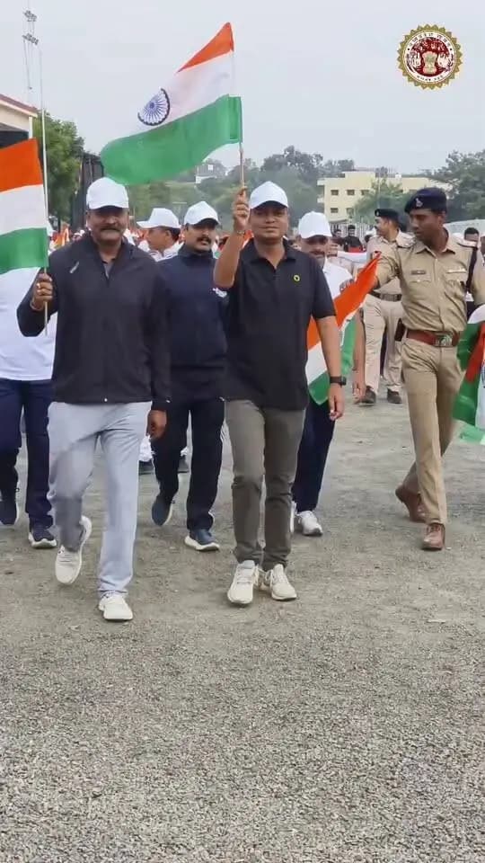 सरदार पटेल ने राष्ट्र की एकता और अखंडता को मजबूत करने में निभाई ऐतिहासिक भूमिका
--------------------
राष्ट्रीय एकता दिवस पर जनप्रतिनिधियों और अधिकारियों ने हरी झंडी दिखाकर रन फॉर यूनिटी को किया रवाना
---------------------
उज्जैन, 31 अक्टूबर। भारत के लौह पुरुष सरदार वल्लभ भाई पटेल की जयंती के अवसर पर शनिवार को राष्ट्रीय एकता दिवस मनाया गया। एकता, अखंडता और सुरक्षा की भावना को मजबूत करने के उद्देश्य से जिला प्रशासन द्वारा पुलिस बल तथा खेल एवं युवा कल्याण विभाग के समन्वय से 3 से 5 किलोमीटर की ‘रन फॉर यूनिटी’ (एकता दौड़) का आयोजन किया गया।
दशहरा मैदान पर आयोजित कार्यक्रम में विधायक श्री अनिल जैन कालूहेड़ा, मध्यप्रदेश गृह निर्माण एवं अधोसंरचना मंडल के अध्यक्ष श्री ओम जैन, महापौर श्री मुकेश टटवाल, नगर निगम अध्यक्ष श्रीमती कलावती यादव, उज्जैन विकास प्राधिकरण के अध्यक्ष श्री रवि सोलंकी, श्री संजय अग्रवाल, एडीजी श्री राकेश गुप्ता, कलेक्टर श्री रौशन कुमार सिंह तथा पुलिस अधीक्षक श्री प्रदीप शर्मा उपस्थित रहे। कार्यक्रम में जनप्रतिनिधियों ने सरदार वल्लभ भाई पटेल के राष्ट्र की एकता और अखंडता को मजबूत करने में दिए गए अतुल्यनीय योगदान को स्मरण किया। उन्होंने कहा कि सरदार पटेल के जीवन और कार्यों से प्रेरणा लेकर हमें एकजुटता के साथ रहना चाहिए, सभी के प्रति सद्भाव की भावना रखते हुए राष्ट्र के विकास में अपना योगदान देना चाहिए। अतिथियों ने सरदार पटेल के देशसेवा के लिए किए गए कार्यों को रेखांकित करते हुए उनके आदर्शों को आत्मसात करने का आह्वान किया। इसके बाद जनप्रतिनिधियों एवं वरिष्ठ अधिकारियों ने हरी झंडी दिखाकर रन फॉर यूनिटी को रवाना किया। एकता दौड़ दशहरा मैदान से प्रारंभ होकर यूपीएस स्कूल तिराहा, तीन बत्ती चौराहा, इंदिरा गांधी प्रतिमा, टॉवर चौक, शहीद पार्क, घास मंडी चौराहा, पुलिस कंट्रोल रूम और सुराना पैलेस होते हुए वापस दशहरा मैदान पहुंची, जहां दौड़ का समापन हुआ।
राष्ट्रीय एकता और अखंडता की शपथ दिलाई
--------------------
कार्यक्रम के दौरान एडीजी श्री राकेश गुप्ता ने उपस्थित जनप्रतिनिधियों, अधिकारियों, कर्मचारियों, खिलाड़ियों, विद्यार्थियों एवं युवाओं को राष्ट्रीय एकता और अखंडता की शपथ दिलाई।
इस अवसर पर सभी ने संकल्प लिया—“मैं सत्यनिष्ठा से शपथ लेता हूं कि मैं राष्ट्र की एकता, अखंडता और सुरक्षा को बनाए रखने के लिए स्वयं को समर्पित करूंगा और अपने देशवासियों के बीच यह संदेश फैलाने का भी भरसक प्रयत्न करूंगा। मैं यह शपथ अपने देश की एकता की भावना से ले रहा हूं, जिसे सरदार वल्लभ भाई पटेल की दूरदर्शिता एवं कार्यों द्वारा संभव बनाया जा सका। मैं अपने देश की आंतरिक सुरक्षा सुनिश्चित करने के लिए अपना योगदान करने का भी सत्यनिष्ठा से संकल्प करता हूं।”
Jansampark Madhya Pradesh Collector Office Ujjain CM Madhya Pradesh Dr Mohan Yadav Ujjain Commissioner