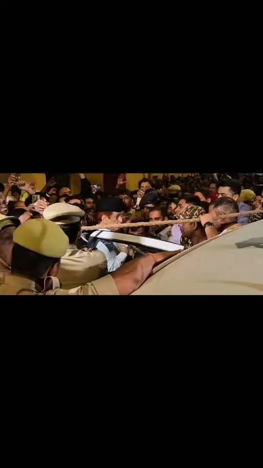 रामपुर जेल से बाहर आते ही आजम खान को ED ने लिया हिरासत में!
और अब्दुहा पहुँचे अपने घर
मोहम्मद आजम खान को अपने साथ लेकर गई ED की टीम, समर्थकों में भारी आक्रोश।
22 अक्टूबर को ED ने जिला कारागार रामपुर में आजम खान और उनके बेटे अब्दुल्ला आजम से जौहर यूनिवर्सिटी मामले में की थी पूछताछ। इसके बाद थाना अजीमनगर में पांच लोगों के खिलाफ मुकदमा दर्ज कराया गया था।
आज आजम खान की जमानत पर रिहाई के दौरान ED की टीम की कार्रवाई से एक बार फिर उनकी रिहाई टल गई। मौके पर मौजूद हजारों समर्थकों ने ED के खिलाफ जमकर नारेबाजी की।