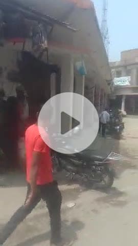 डुमरसन फरदहिया मे बिजली नहीं रहने पर दुकानदार भाइयो के द्वारा रोड पर आवा गमन बंद किया गया और दुकान का सत्तर बंद किया गया